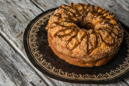 Gâteau sablé aux pommes et au caramel